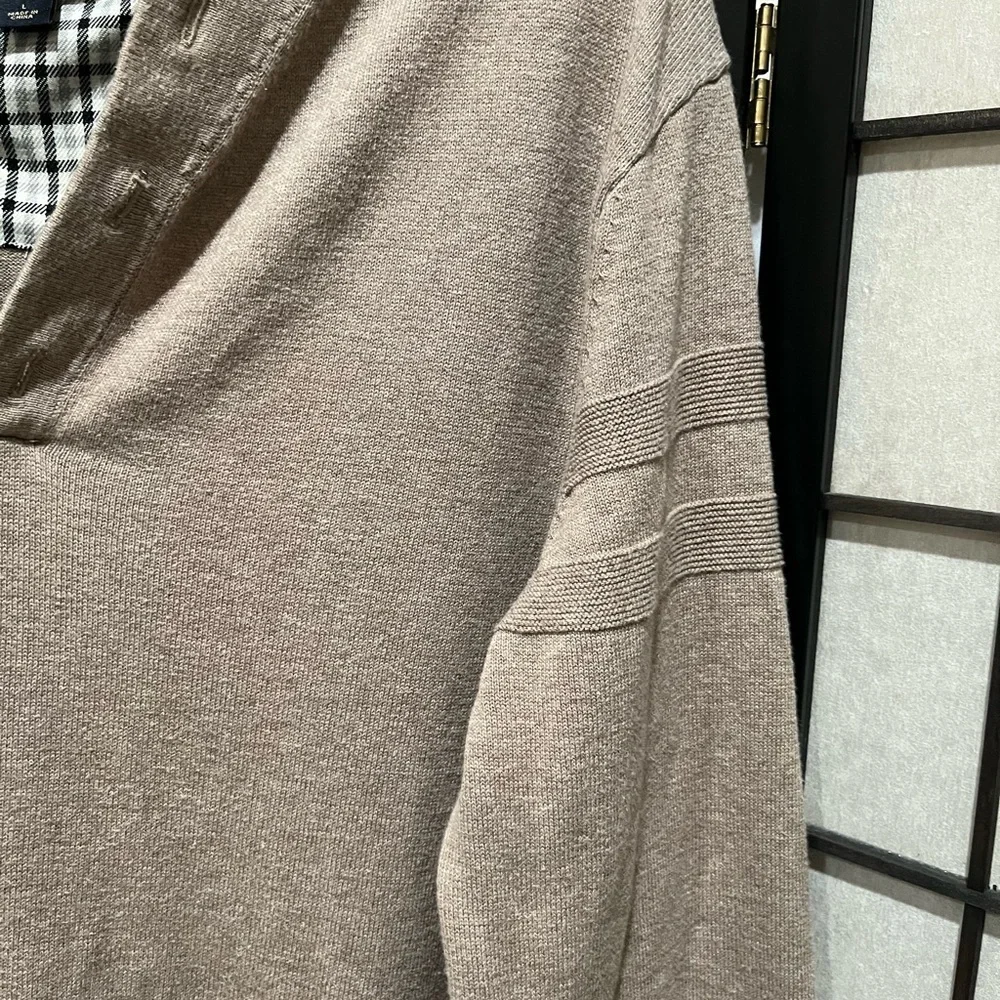 Banana Republic MENS V-Neck PREPPY HENLEY STYLE Sweater in Tan, SIZE L